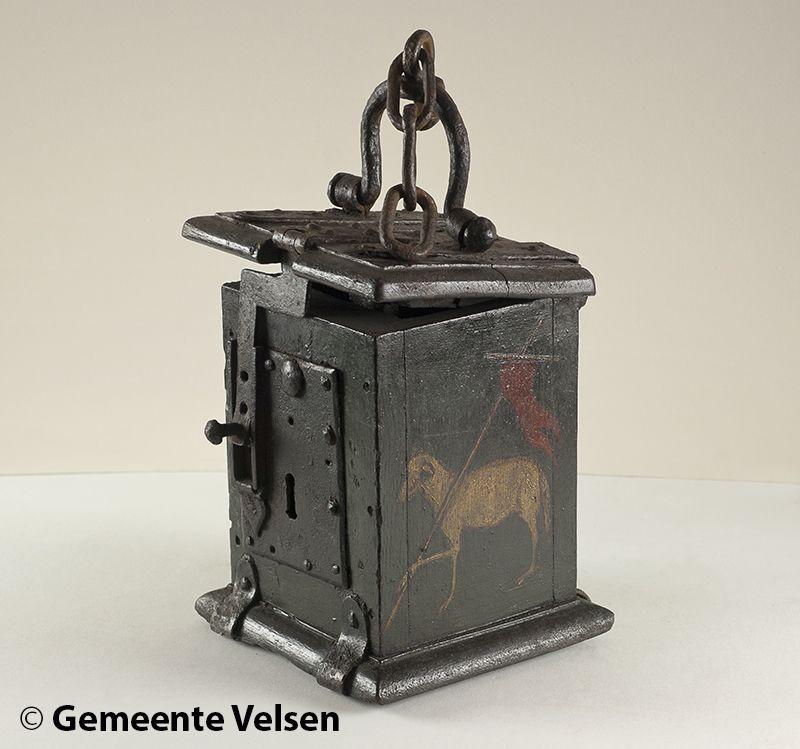 Foto van Div. 90/91: Beschilderde eikenhouten collectebussen